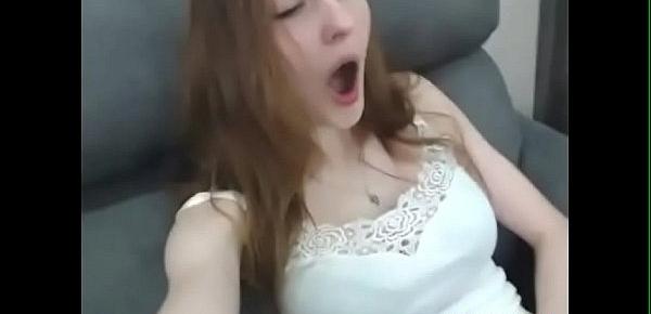  Camgirl Eye Rolling from extreme vibrations